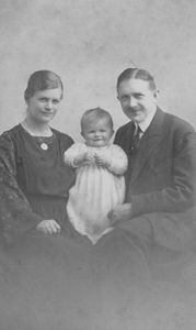 Boe Bojesen Bøgh and wife Helga Bøgh with the daughter, Karen, born 1922. BM Boe Bojesen Bøgh (