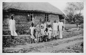 Malda, West Bengal, Nordindien. Den første stråtækte jordkirke i Nimasarai blev grundlagt i 1937 af missionær H. P. H. Kampp, med Maharaj Bhandari som præst for arbejdet i Malda distrikt. Udenfor står Signe Kampp med lokale folk