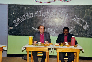 Kagera-regionen, Tanzania. Biskop Kresten Drejergaard, Fyns Stift Danmark (tv), og den nye biskop Nelson Mazoba, Karagwe Stift (th), 1997