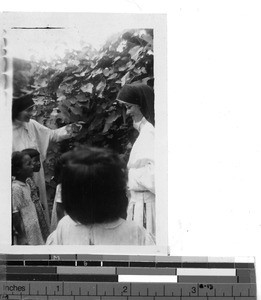 Maryknoll Sister with first communicants at Guilin, China, 1948