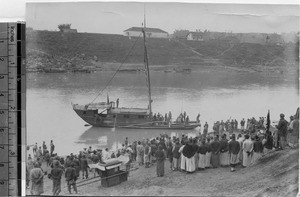 Boat with passengers arriving at Yibin, Sichuan, China, ca.1915-1925