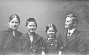 Familien Vyff. T.h.: Johannes August Vyff (10.8.1870 - 10.9.1932). T.v.: Else Kristine Cathrine Vyff (født Pedersen Meldgaard) (22.12.1878-29.4.1949)