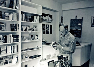 De Rejsendes Boghandel/Yatra Book Shop, i Kathmandu, Nepal. Generalsekretær i DSM, Jørgen Nørgaard Pedersen på besøg, juni 1994