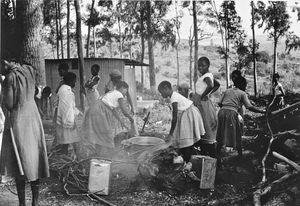 Tanganyika (fra 1964 Tanzania). Kashasha Pigekostskole, Bukoba, hvor elever forbereder påskegilde, marts 1964