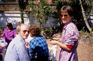 Generalsekretær Jørgen Nørgaard Pedersen, DSM, besøger Den Norske Skole i Kathmandu, Nepal, marts 1988, og ses her i et frikvarter sammen med den danske lærer Ruth Jakobsen