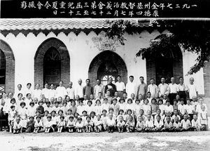 Sommermøde og sommerlejr i Chinchow 1937. Med på billedet er Olga Kristensen, børn, medarbejdere og enkelte forældre