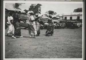 Bilder vom Umzug am Jubiläum in Akropong 1928. Weibl. Honoratioren kommen z. Jubiläum