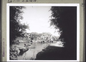 Blick über d. Fluss gegen d. Stadt Kayin