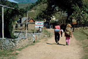 Nr. 19 - Disse unge fra Vesten valgte et kursus på et tibetansk buddhistkloster oppe i Nepals bjerge. Mange af disse klostre ligger henimod en dags vandring fra Kathmandu. (Foto 1986)