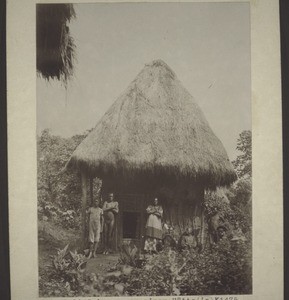 Bali Spinner vor einer Hütte