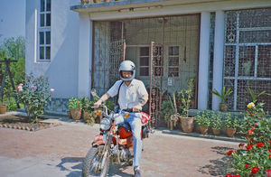 Generalsekretær i DSM og medlem af bestyrelsen i UMN, Jørgen Nørgaard Pedersen på motorcykel i Kathmandu, Nepal, august 1986