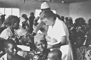 Anna Stubkjær Borg i arbejde på Rwantege Klinik i Nordveststiftet, Tanzania 1981. (Missionær og sygeplejerske Anna Stubkjær Borg var leder af Rwantege Klinik, 1961-82)