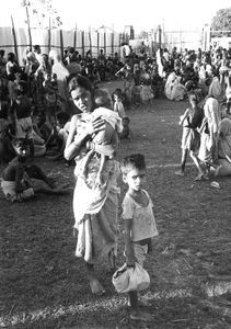 Dansk Santalmissions arbejde er både i Indien og i Bangladesh ofte præget af katastrofer som oversvømmelser og krige, der skaber store flygtningeproblemer. Foto: Bangladesh 1974