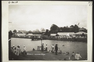 Duala-Strand in Kamerun.(Afrika.) Landungsbrücke - Empfang von Manga Bell