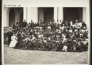 300 Missions-Schüler in Bijapur (Indien). Miss. F. Braun u. Frau