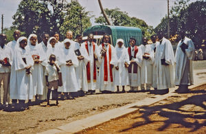 Den Gassisk Lutherske Kirke - FLM, Antsiranana distrikt, Madagaskar, 1983. Nye hyrder indvies til tjeneste i kirken. Bagerst ses DMS missionær, pastor Lars Mandrup. (Hyrder er lægfolk - mænd og kvinder, som efter 2 års undervisning bliver indviet til tjeneste i kirken. Her er deres opgaver centreret om at vise omsorg for syge og uddrive onde ånder. Ud over den traditionelle gudstjeneste søndag morgen, som præster står for, afholder hyrderne gudstjenester med stærkt vækkelsespræg, hvor der er også er forbøn for syge samt dæmonuddrivelse. Under tjenesten bærer hyrderne en hvid dragt og kvinder også en hovedbeklædning)