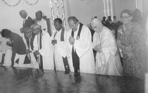 West Bengal, Nordindien. Fra indvielsen af den nye Narainpur Kirke, 1971. (Nr. 1 fra højre: missionær Inger Krogh Nielsen, nr. 3 - pastor Svend Aage Kampp)