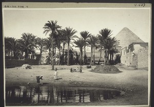 Pyramide m. Teich u. ägypt. Dorf