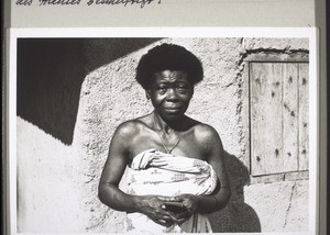 Manyemen. A patient is combing her hair