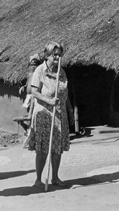 Bissamcuttack, Øst Jeypore, Orissa, Indien, 16.04.1980. Dr. Lis Madsen synes, at indernes livsform har mange værdier, som vi kunne tage ved lære af. Derfor lever hun 'på indisk'. Med sin vandringsstav går hun fra landsby til landsby for at tilse syge og forebygge sygdomme. Hun kan overkomme hele sit 'distrikt' på et år. Landsbyfolkene kalder hende Dr. Ma og regner hende for en af deres egne