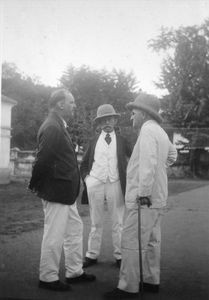 Missionærerne Victor Theill, Villads Hansen og Knud Heiberg ved bryllupsfesten for Daniel og Anna Johansen i Cuddalore, 27/2-1933