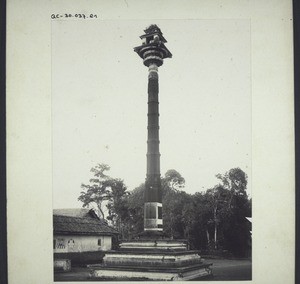 50 Fuss hohe Granit Säule aus einem Stein mit Tempel und Götzenbild auf der Spitze. Carcala, Indien