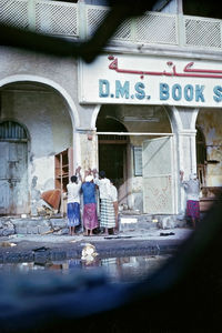 DMS Bookshop blev brændt ned under lokale uroligheder i Crater, Aden den 17. juni 1967. Jørgen Nørgaard Pedersen gør her klar til at inspicere skaderne mens Royal Air Force troops sikrer, at der ikke er urostiftere i boghandelen