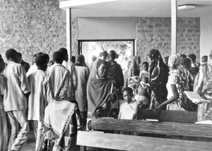 Bumbuli Hospital, Tanzania. Typisk scene ved slutningen af andagt eller gudstjeneste i hospitalskapellet (bemærk de stribede pyjamas!). Foto: Missionær Ernst A. Jacobsen, læge ved hospitalet, 1966-70 + 1973-79