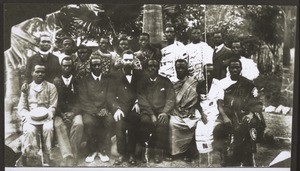 Missionar Andreas Bauer mit Christen, Presbyter, Mitarbeitern (?) in Kumase / Goldküste 1908