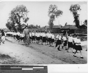 Maryknoll sister with children at Fushun, China, 1938