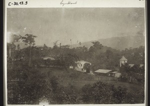 Station Victoria, Kamerun. Im Hintergrund Ausläufer des Kamerungebirges