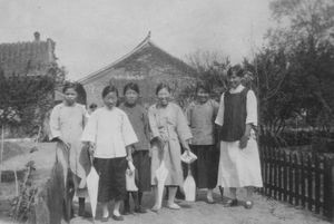 Frk. Ysia med en Flok af Elever fra Bibelkvindeskolen. De skal ud i Landsbyerne og forkynde Evangeliet. 1926. Fenghwangcheng