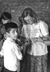 United Mission to Nepal. Fra Namjung, Gorkha distrikt. Tove Madsen i gang med undervisningen, april 1984