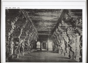 A passage in the temple (Kiliputtu Muntapam) Madura