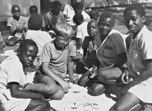 Bukoba, Tanzania. Fra Kibeta-skolen for skandinaviske missionærbørn, 1966. Mission er samarbejde. Børn fra skolen har formningstime med afrikanske børn fra 5. og 6. klasse