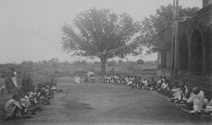 Santal Parganas, Nordindien. Kaerabani, 1917. Fra fællesspisningen ved den nye Drengekostskole, opført 1915. I baggrunden ses et mangotræ