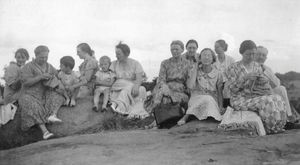 Missionaries on picnic at Kotagiri 1937. From left. Anna Pedersen, Emilie Lillelund, Johan Ande