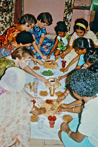 Fællesspisning i Aden med de arabiske lærerinder. På billedet ses bl.a. missionærerne Anne Marie Michelsen, Susanne Bro Henriksen, og Petra Lauridsen i 1971