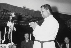 Præsident for Arcot Lutherske Kirke, pastor Dorairaj Peter, taler ved Tirukoilur Hospitals 50 års jubilæum,1961