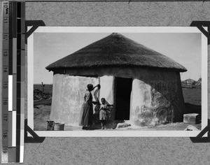 The round hut is newly plastered, Tabase, South Africa East, 1933-12-18