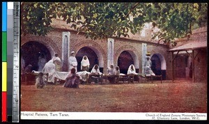 Nurses and patients outside hospital, Tarn Taran, India, ca.1900-1920