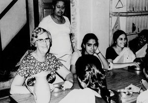 Det Kristne Kvindehostel i Madras/Chennai, Tamil Nadu, Sydindien. Lederen, missionær Helga Olesen sammen med nogle af de studerende, 1967