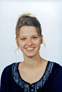 Dorthe Davidsen Langås. Gift med Arngeir Langås, 1998. Arbejde som KFS-sekretær 1993-94. Medarbejder i Den Nordiske Kristne Buddhistmission, 1996-97. Læreruddannelse 1997-2001. Udsendt af Danmission til Zanzibar, 2002-10. Sammen med ægtefælle ansat i ELCT, Zanzibar distrikt, til et arbejde med fokus på at styrke de kristne-muslimske relationer og nedbryde fjendebilleder, opstået gennem mange års stridigheder. Dorthe Langås’ arbejde havde fokus på forholdet mellem kristne og muslimske kvinder. Hun har bl.a. startet Syskolen Upendo. Formålet er at give kvinder en uddannelse – øge muligheden for at tjene deres egne penge, forsørge deres børn og skabe sig en bedre fremtid. "Upendo" betyder kærlighed – fordi et andet mål med syskolen er at styrke kvinders fællesskab på tværs af religiøse skel. Desuden er syskolen en god ramme for samtaler og seminarer, om f.eks. AIDS og familieplanlægning. Her står kvinder sammen imod deres fælles problemer, i stedet for at fokusere på alt det, der skiller. Det er Dialog i Praksis! Siden 2010 er Dorthe Davidsen Langås ansat som projektkoordinator i Areopagos, Danmark. (Foto 2002)