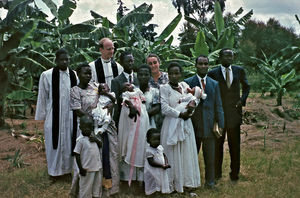 Kagera-regionen, Tanganyika (fra 1964 Tanzania). Sygeplejerske Anna Stubkjær Borg og pastor Finn Allan Petersen med lokale kristne til barnedåb