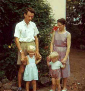 Familien Stidsen, Erik og Edel med børnene Flemming og Birthe ved Hebron, Aden i 1956