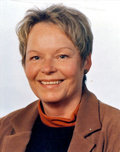 Anne Vestskov. Apoteksassistent, 1968. Arbejde på Rigshospitalets Apotek og Centrallaboratorium, 1969-71, Næstved Sygehus, 1972-78 samt Hirtshals Apotek, 1980-98. HF i engelsk, 1984 samt i tysk, psykologi og billedkunst, 1997. Udsendt af DMS/Danmission til Tanzania, 1998-2006. Arbejdsområder: Etablering og ledelse af apoteksudsalg ved Nyakahanga Hospital, 1998-2004. Farmaceutisk rådgiver for ELCT/MEMS, 2004-06. (Den Lutherske Kirke/ELCT har siden 2004 samarbejdet med Farmaceuter uden Grænser/PSF og Mission for Essentiel Medical Supplies/MEMS vedrørende assistance til sundhedssektoren i området). Se film på YouTube: "En usædvanlig hverdag. Den rette medicin"