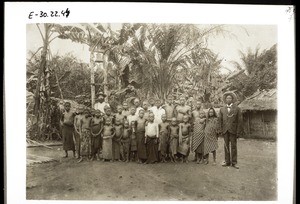 Missionar Stahl mit Schülern & Lehrer Mfun. Nyasoso