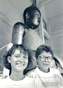 Volontører i Projekt Vestens Unge i Østen, Annette Cecilie Asmussen (tv), og Helle Brieghel Bavnhøj, her foran en Buddhafigur i Bangkok, oktober 1991