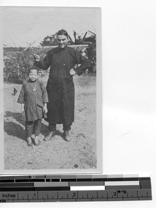 Fr. Dietz and a little girl in Dongzhen, China, 1924