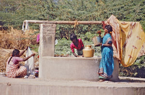 48.- Tamil Nadu, Indien, 1988-89. "Med 80 elever i klassen" - En dansk lærer i Arcot skoleprojekt fortæller: Et af de største problemer for sundhedsprojektet er faktisk at gøre opmærksom på, at drikkevand og spildevand skal adskilles. En god løsning på det kan være svær at finde, når kvinder som her altid har været vant til at samles omkring vandpumpen eller brønden for at vaske tøj og hente vand